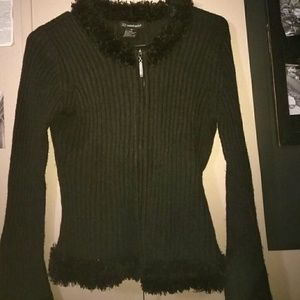 Black sweater with 2 zippers and fur detailing